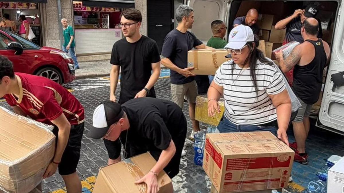 Un moment de la recollida de material per ajudar el poble de Veneçuela.