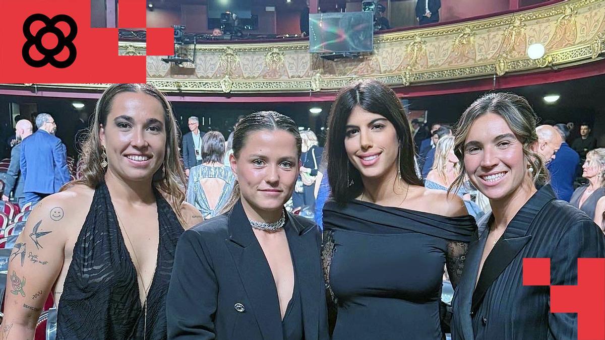 Carlota Planas junto a Cata Coll, Claudia Pina y Mariona Caldentey en la gala del Balón de Oro