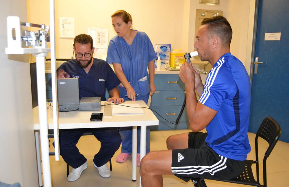 Los jugadores realizan el reconocimiento médico y las pruebas físicas