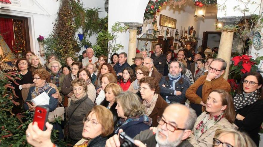 Los patios florecen entre villancicos y dulces navideños