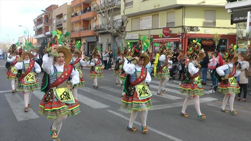 El desfile carnavalero de Villanueva ganó ayer en participación adulta