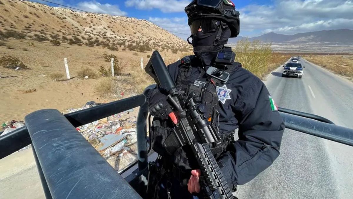 Fotografía de archivo de un integrante de la Policía Estatal de México en un operativo en Ciudad Juárez (México).