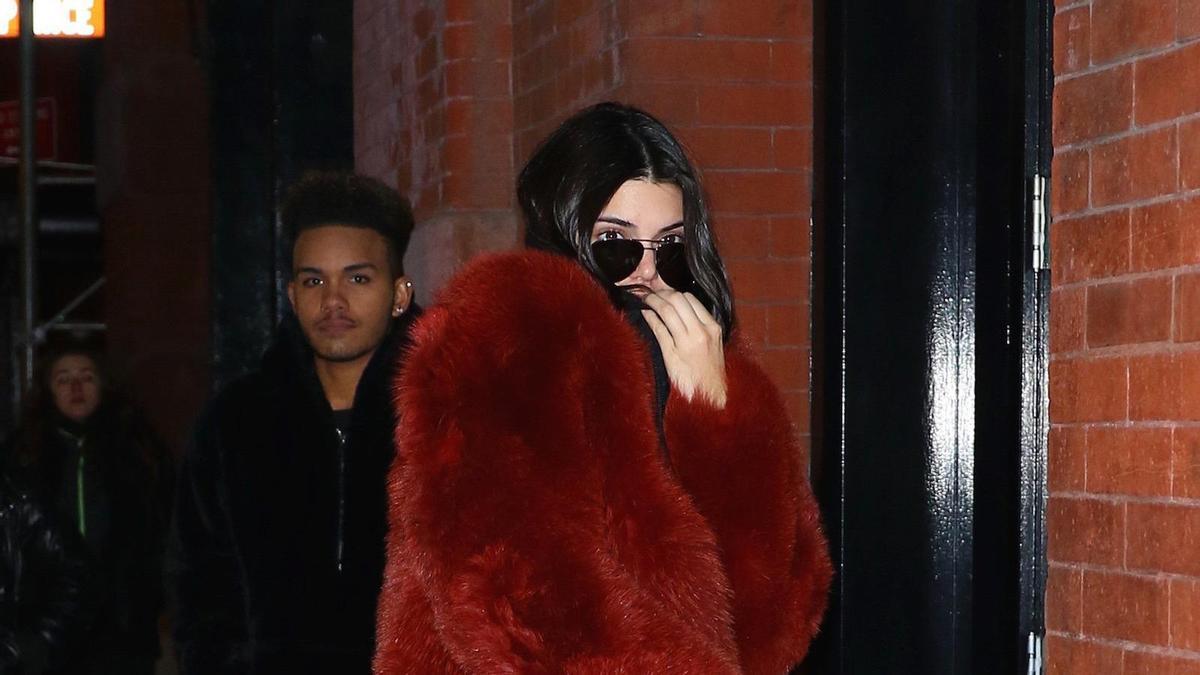 Kendall Jenner con abrigo de piel rojo con chándal