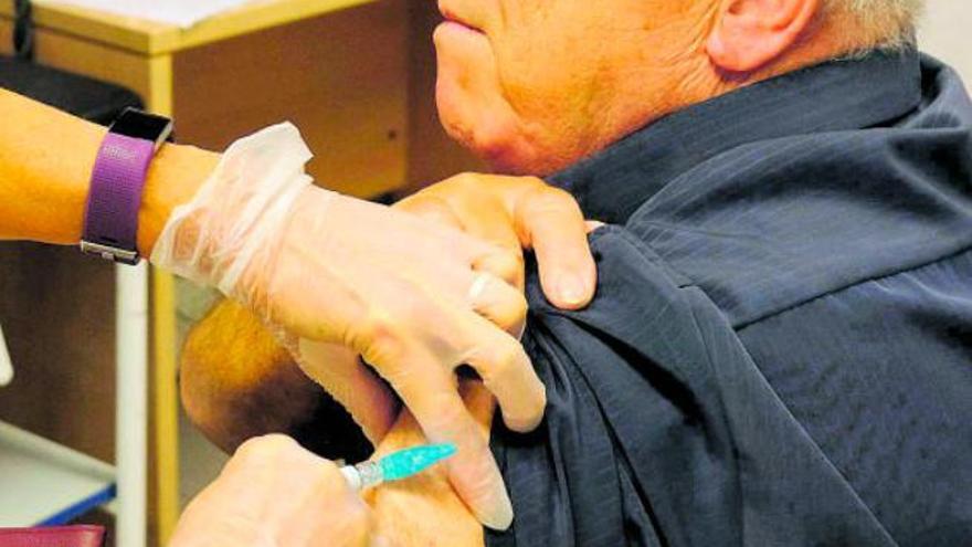 Un usuario del centros de salud de Alcaravaneras se vacuna contra la gripe a finales de octubre de 2019.
