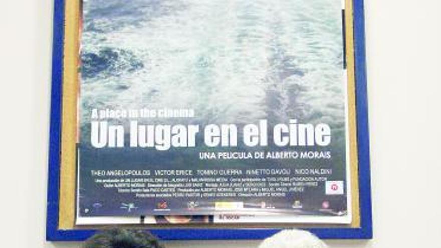 Alberto Morais y Ninetto Davoli, ante el cartel de la película.