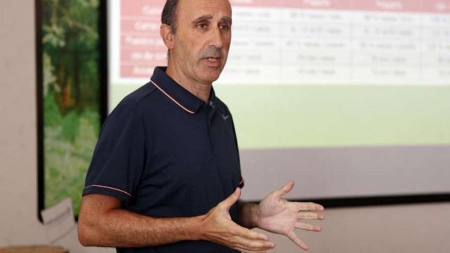 El veterinario Ángel Ávila durante un momento de su ponencia en la mañana de ayer.  // Bernabé/Luismy