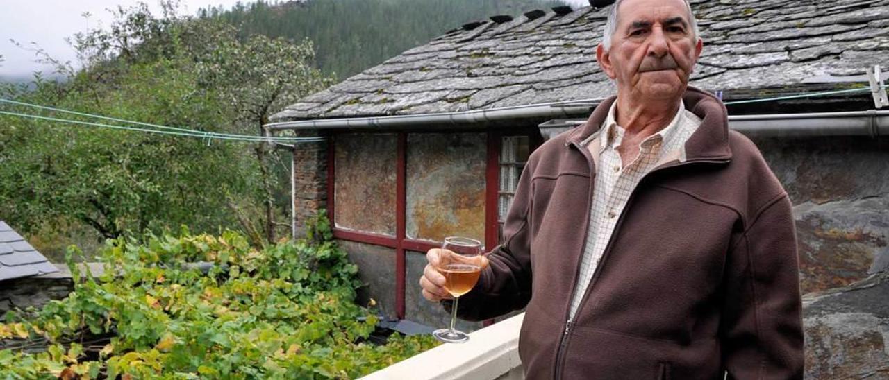 Manuel Monjardín, con una copa del vino ganador, en su casa de Pelorde (Pesoz).