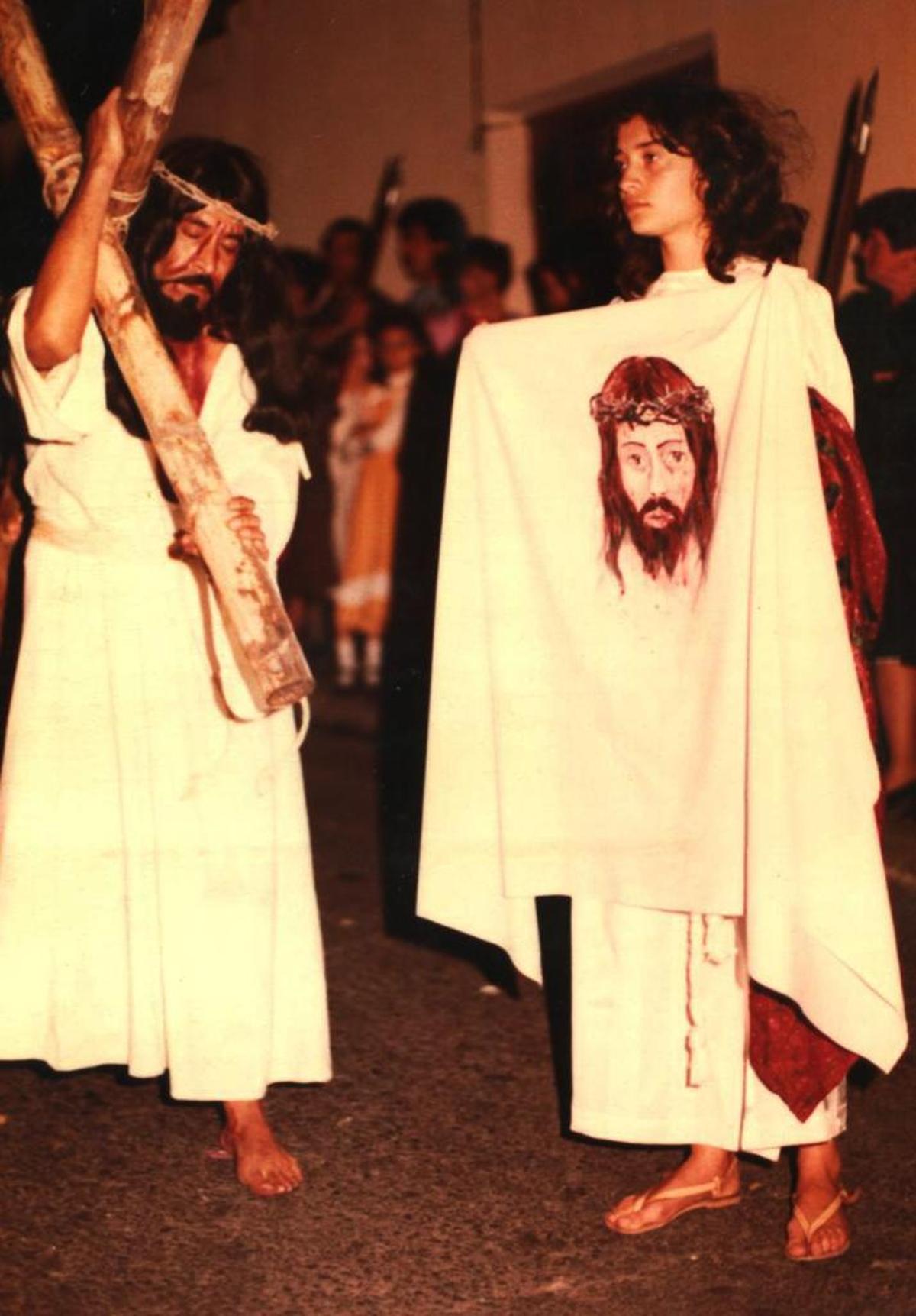 Lorenzo de la Guardia y Carmen Bolaños, en sus papeles de Jesucristo y Verónica en otra representación teatral de la Pasión de Cristo.