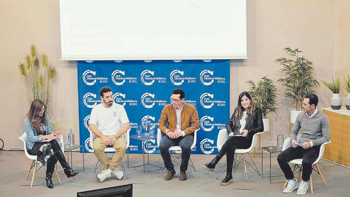 Maribel Trujillo, Lluís Forteza-Rey, Manuel Blanco, Mª Mar Gallego e Íñigo Martínez de Sant Vicente, ayer en el Club DM.