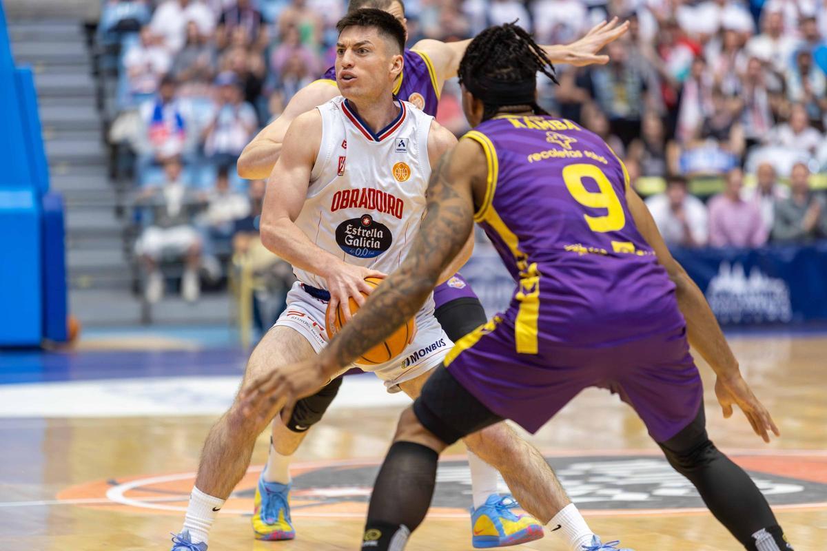 El Obradoiro arrasa en la 'guerra' con el Palencia El Obradoiro arrasa en la 'guerra' con el Palencia
