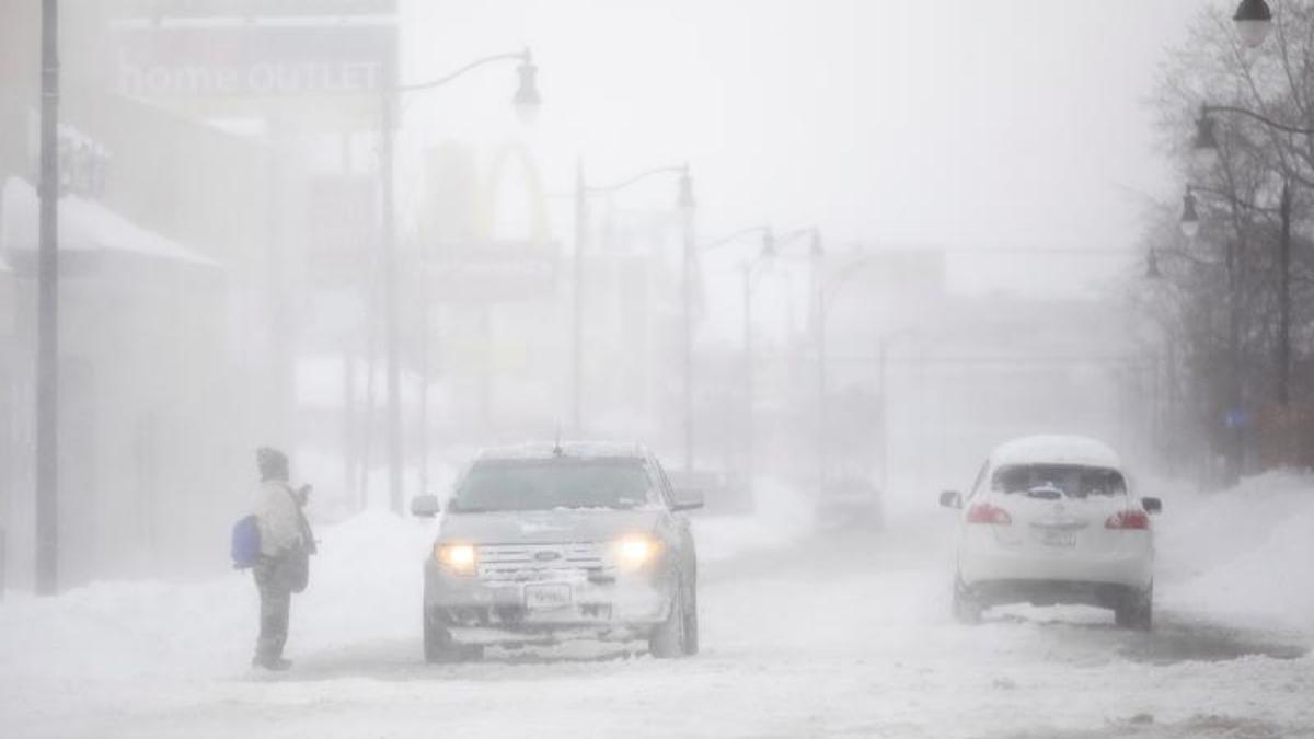 Una fuerte tormenta de nieve golpea Buffalo en Hamburgo, Nueva York, EE. UU