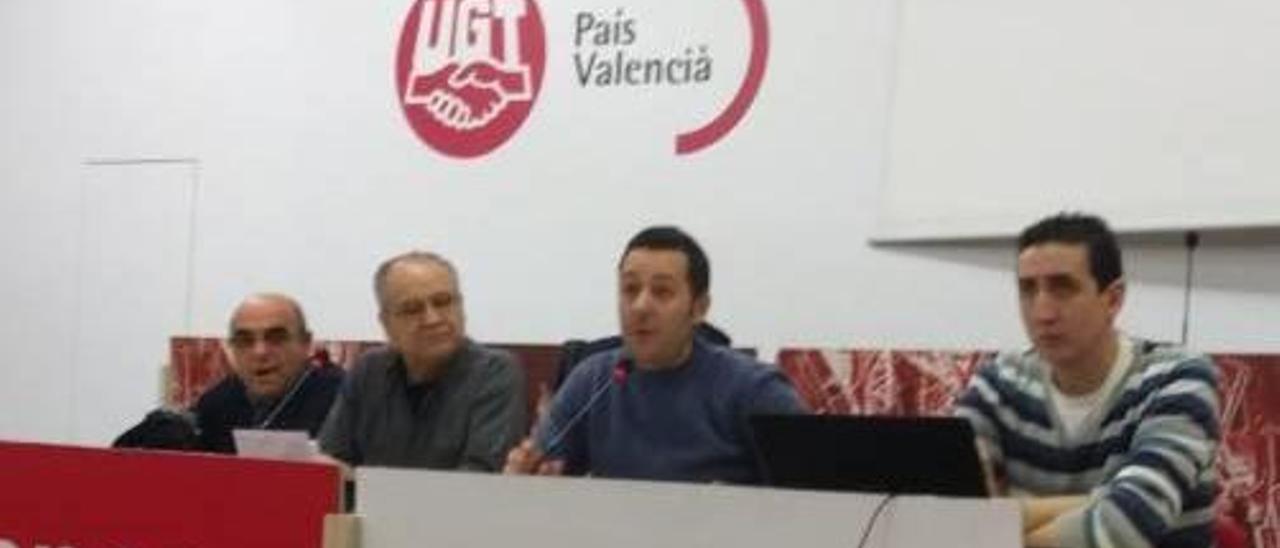 Adolfo Cruz, en el centro de la imagen, en un acto de UGT.