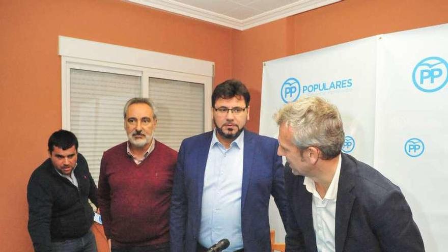 El candidato a la alcaldía Carlos Vieites con el presidente provincial, anoche en Dena. // Iñaki Abella