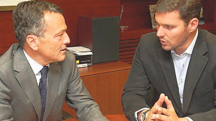 El alcalde López, en una reunión anterior con Hernández, a cuya consellería agradece su &quot;colaboración&quot;.