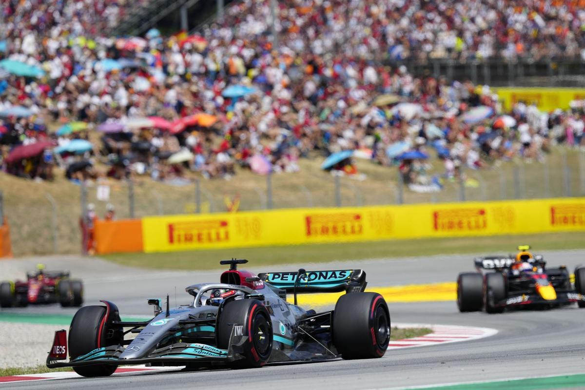 MONTMELÓ (BARCELONA), 22/05/2022.- El piloto británico de Mercedes George Russell (i) durante el Gran Premio de España de Fórmula Uno que se disputa este domingo en el circuito de Barcelona-Cataluña, en Montmeló (Barcelona). EFE/Enric Fontcuberta