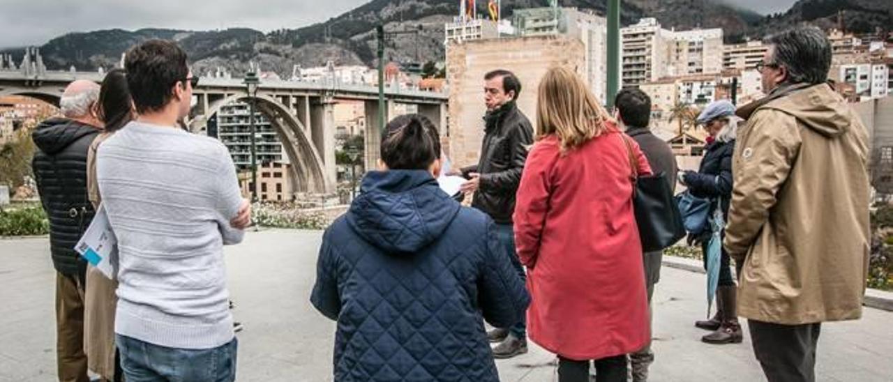 Los participantes escuchan las indicaciones sobre la Torre Navalora, un elemento medieval que preside la ciudad.