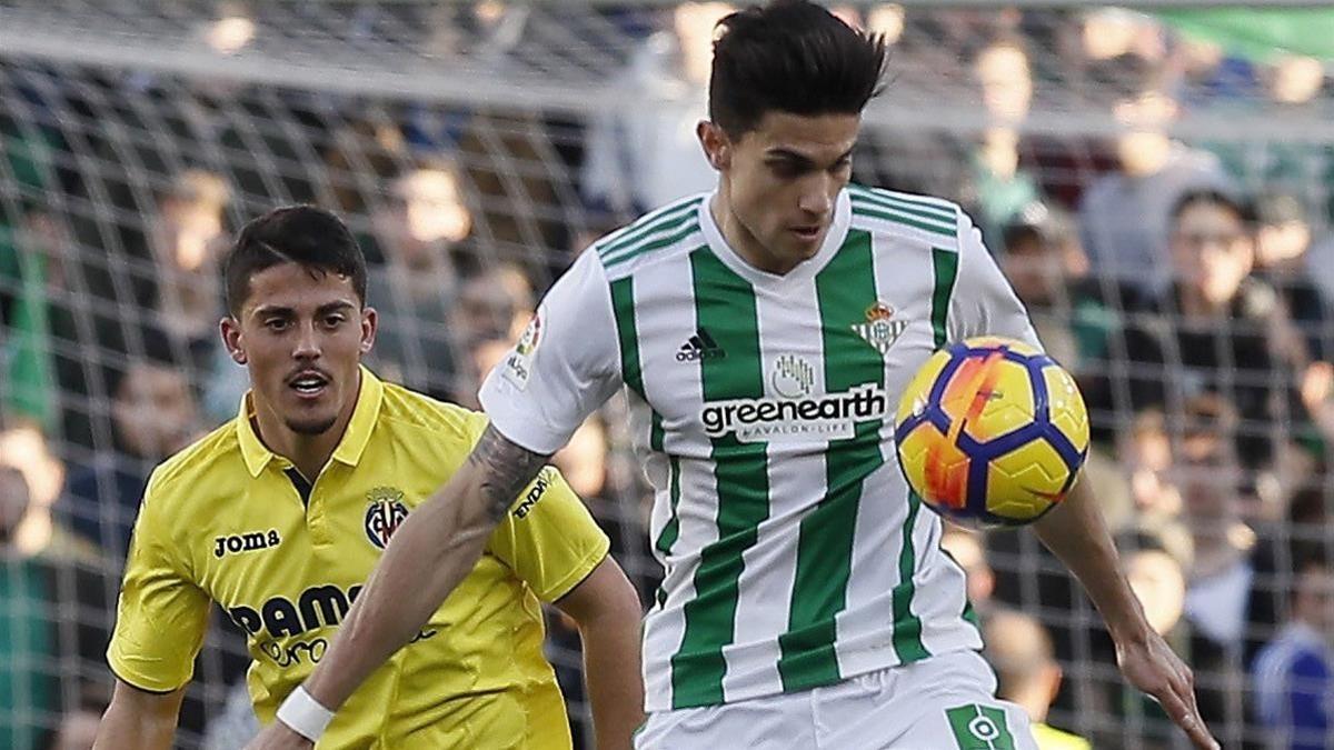 Bartra controla un balón en el partido de debut contra el Villarreal.