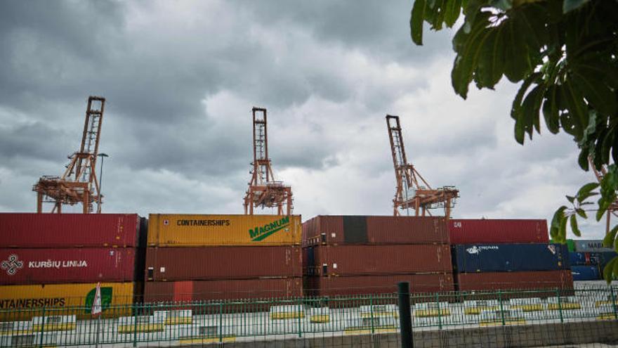 Contenedores apilados en una terminal del puerto de Santa Cruz de Tenerife.