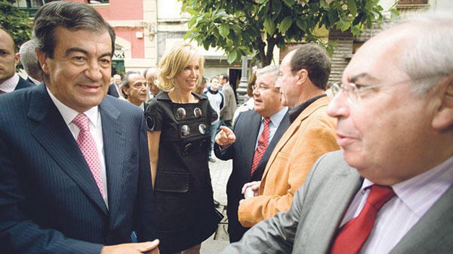 Álvarez-Cascos saluda a Areces en una imagen de archivo.