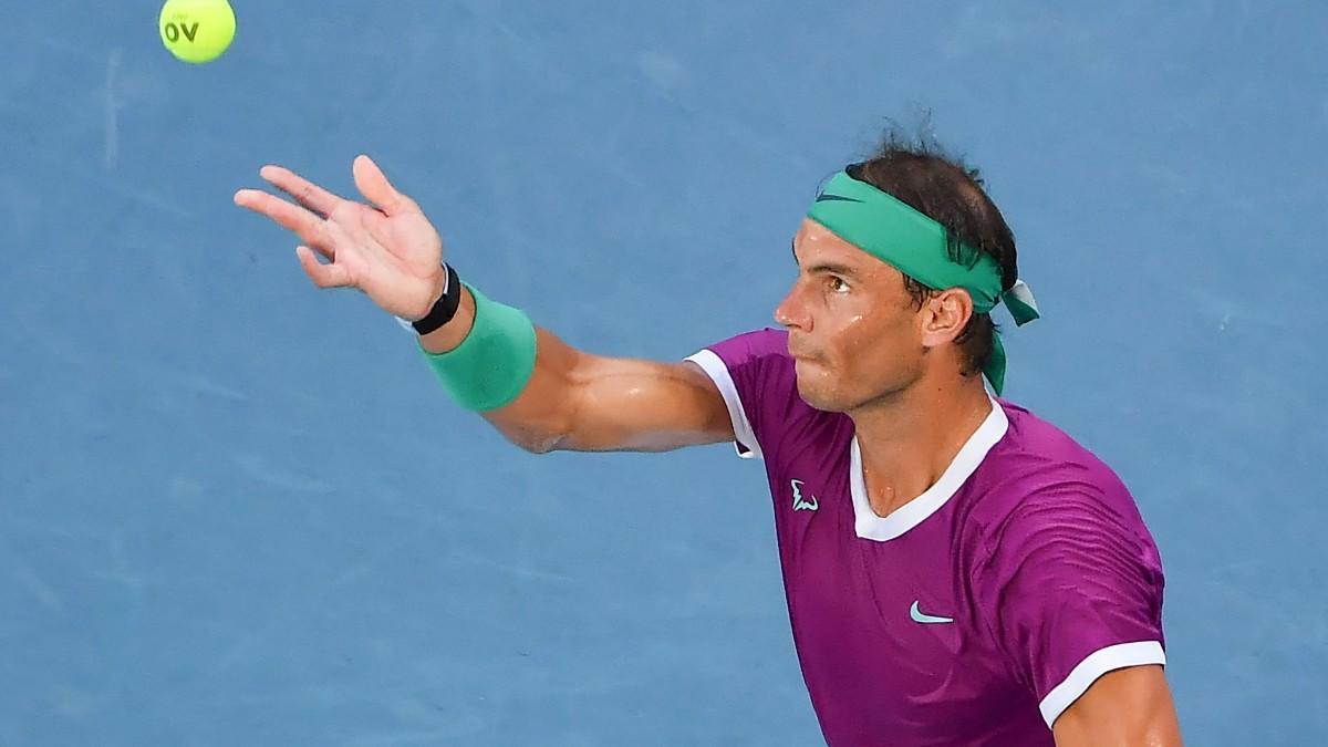 Nadal, al servicio durante la final ante Medvedev