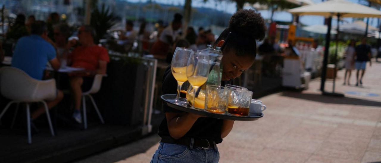Una camarera, en su jornada de trabajo en un restaurante en Lisboa. |   // REUTERS / PEDRO NUNES