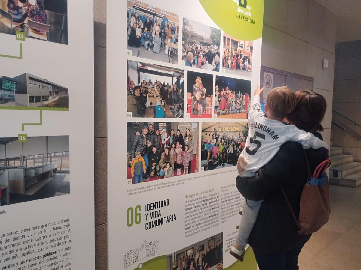 María García en la muestra con su hijo pequeño.