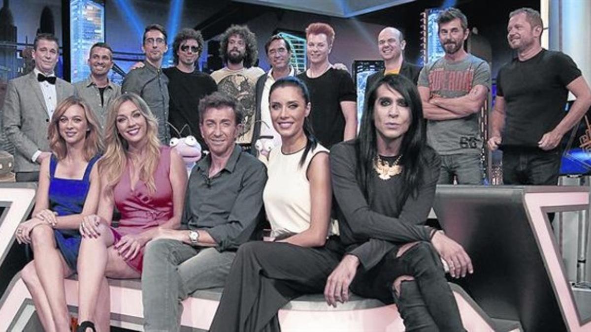 Pablo Motos, en el centro, rodeado por todo su equipo de 'El hormiguero', ayer, en la presentación en A-3.