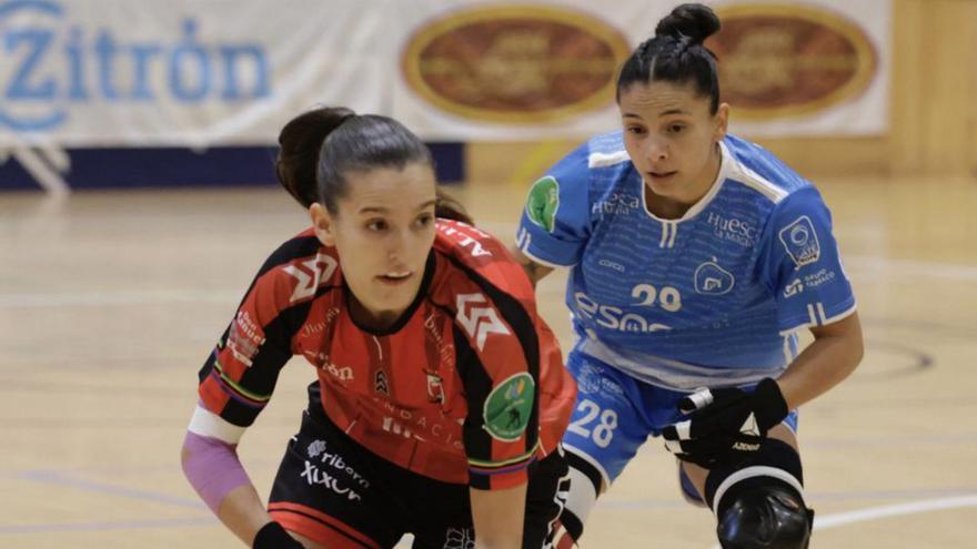 Mariona Colomer, del Telecable, en primer término se va de Adriana Soto, ayer en Gijón.  |