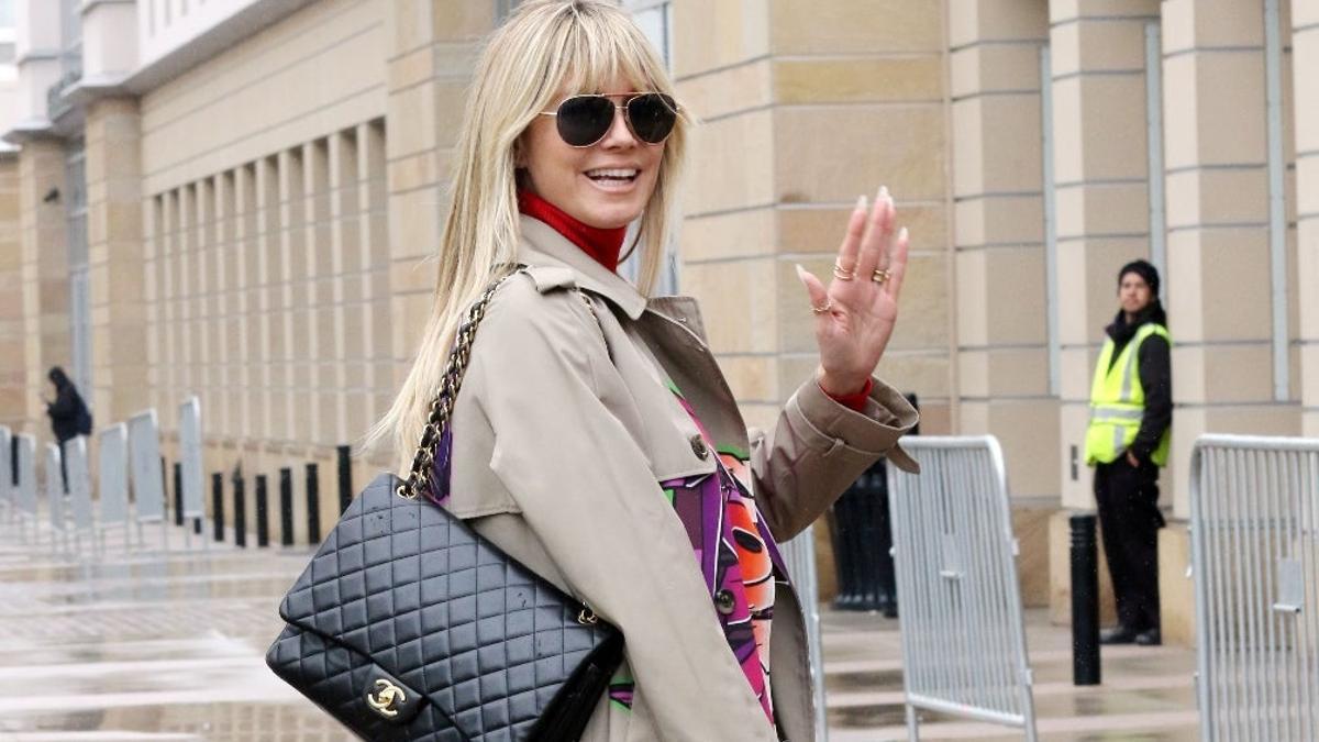 Heidi Klum sabe muy bien cómo darle otra vuelta de tuerca a la gabardina