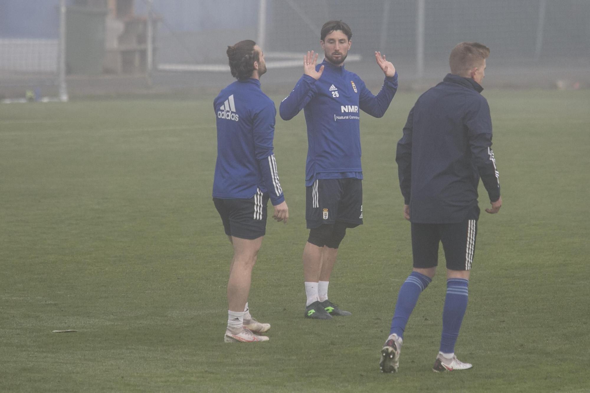 El entrenamiento del Oviedo en mitad de la niebla