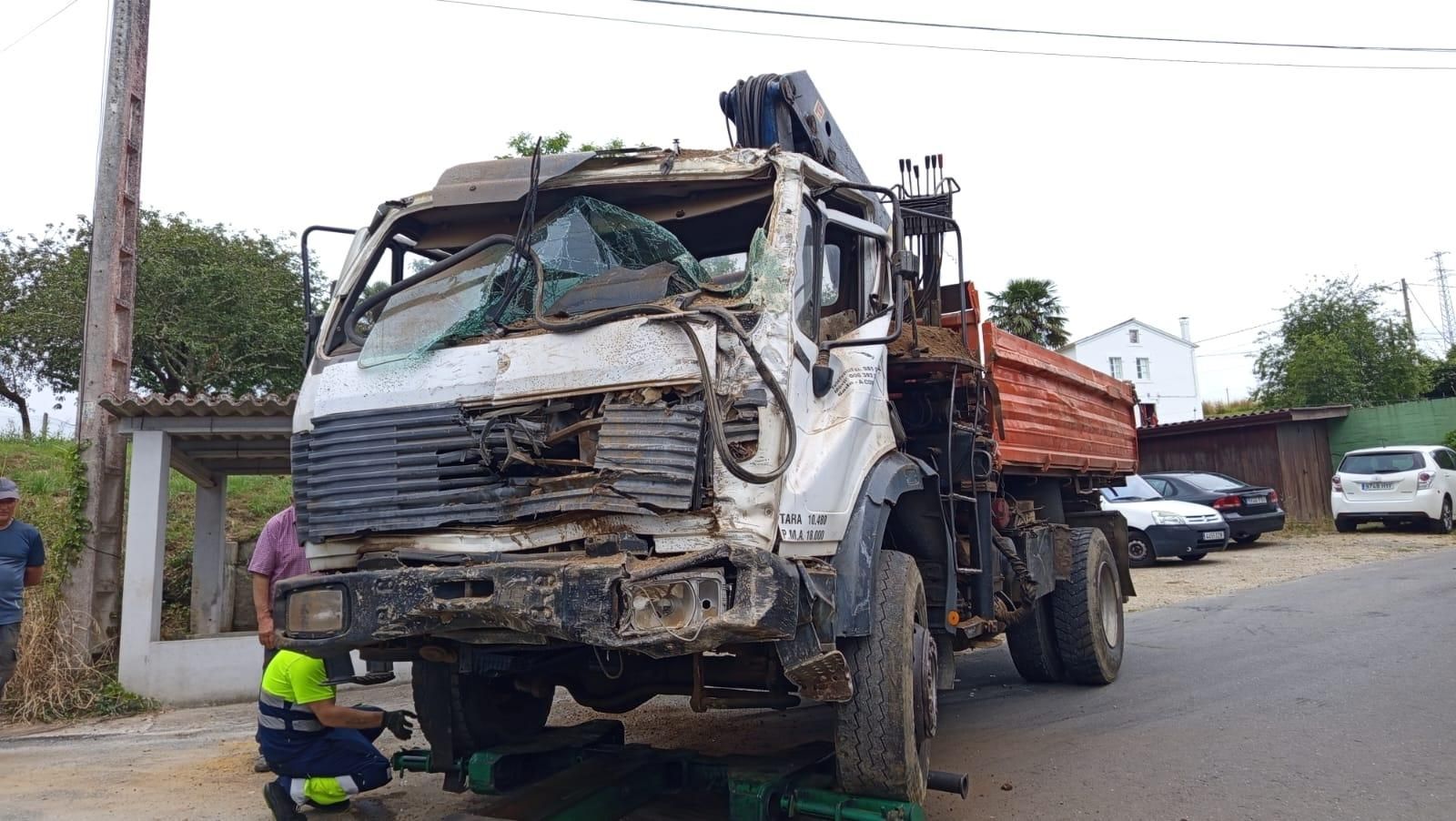 Un camión se empotra contra un pazo en Bergondo