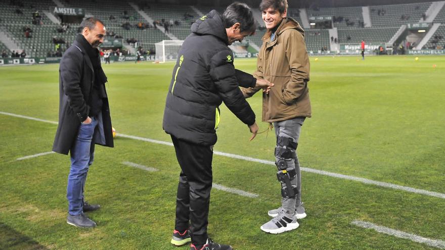 Pacheta y Córdero bromean con Gonzalo Villar por la ortopedia que llevaba antes del partido Elche-Nàstic