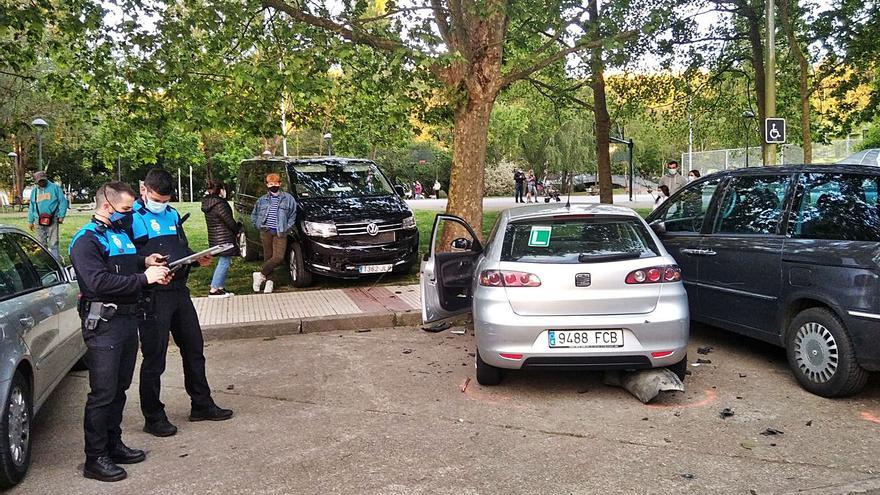 Un conductor novel pierde el control de su coche y choca con una furgoneta