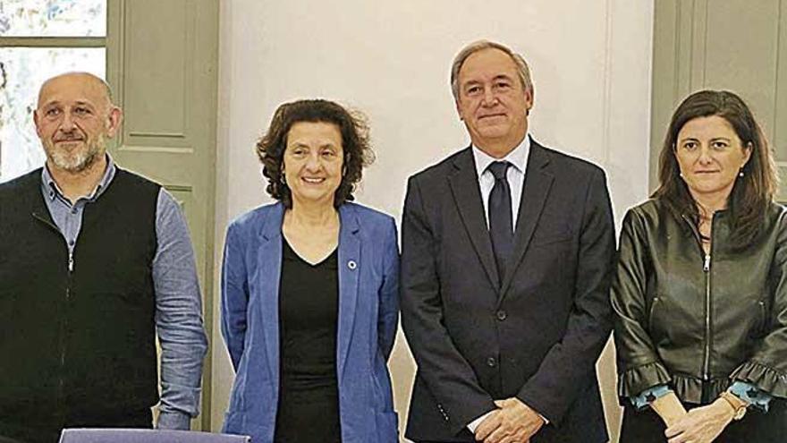 Andreu Horrach, Fina Santiago, Martín Aleñar y Carmen López, ayer.