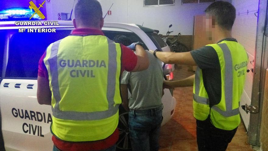 Agentes de la Benemérita arrestan al estafador.