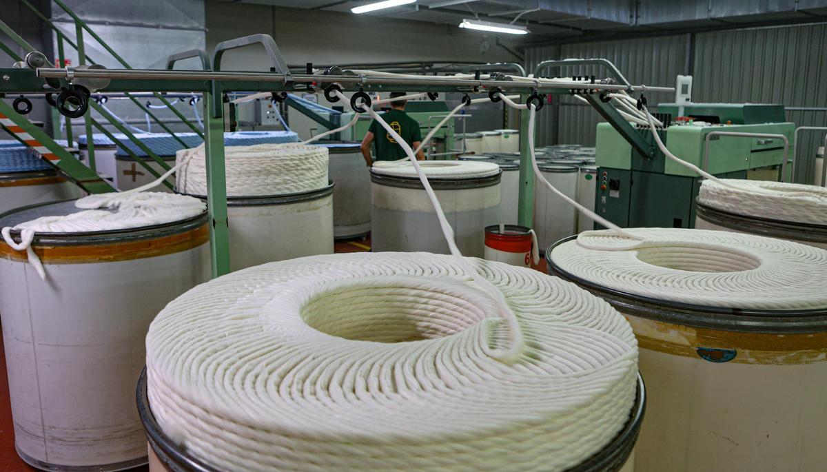 Planta de producción de una empresa textil de la comarca de l'Alcoià.