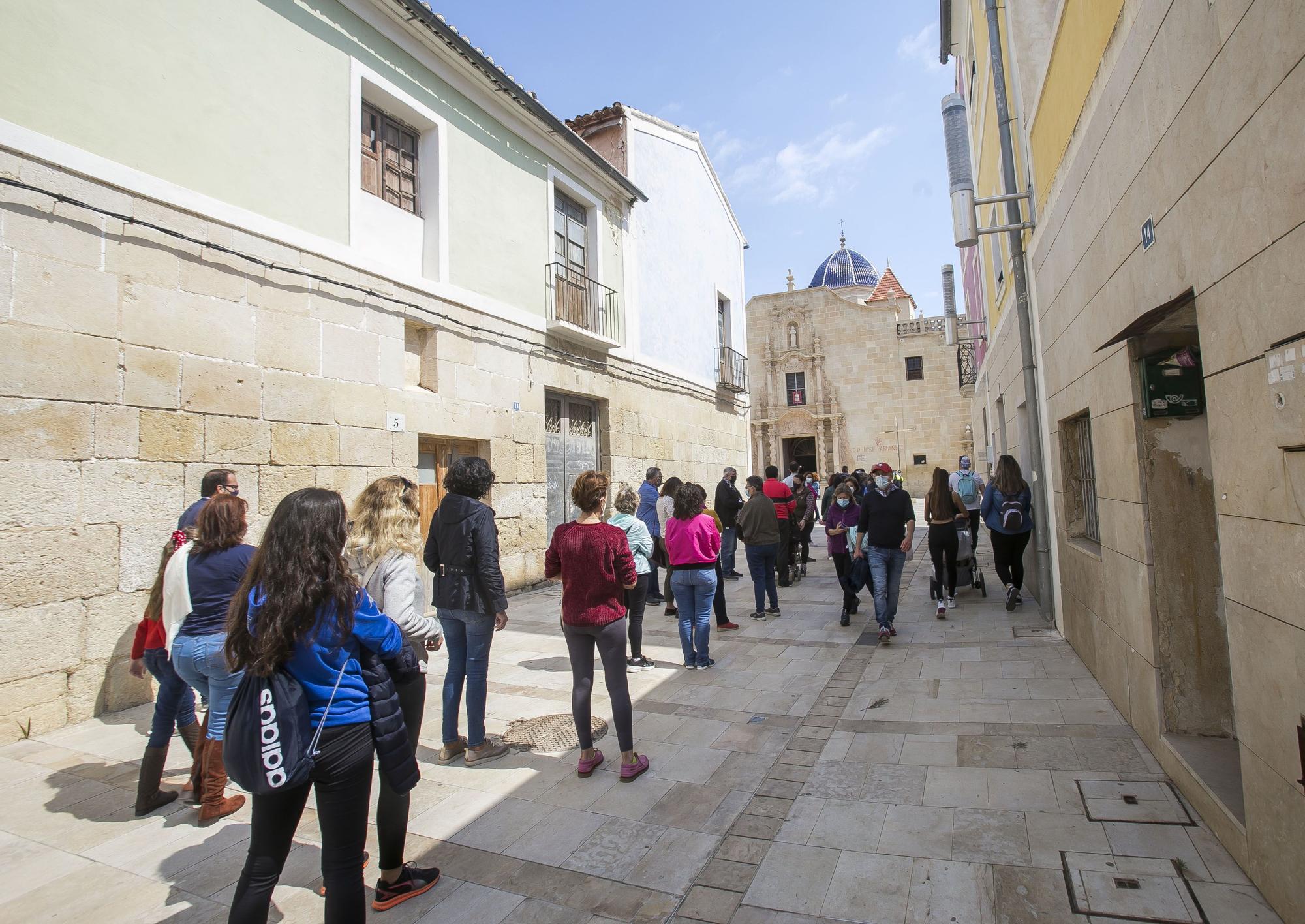 Largas colas en Santa Faz durante el domingo