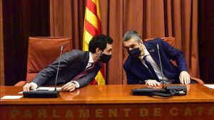 (I-D) El president del Parlament de Catalunya  Roger Torrent  y el conseller de Accion Exterior  Relaciones Institucionales y Transparencia  Bernat Soler durante una reunion de la Mesa de partidos sobre organizacion de las elecciones  en Barcelona  Catalunya (Espana)  a 21 de diciembre de 2020  El Govern y los partidos se reunen para acordar algunos flecos de la logistica electoral  El proximo 15 de enero se evaluara si el impacto del covid en Catalunya obliga a aplazar la fecha acordada inicialmente del 14 de febrero de 2021  21 DICIEMBRE 2020 REUNION ELECCIONES MESA DE PARTIDOS CATALUNYA ROGER TORRENT BARCELONA BERNAT SOLER  David Oller   Europa Press  21 12 2020
