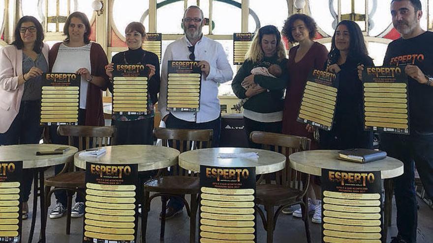 Integrantes de Esperto, concejales y participantes en el programa, ayer. durante la presentación.