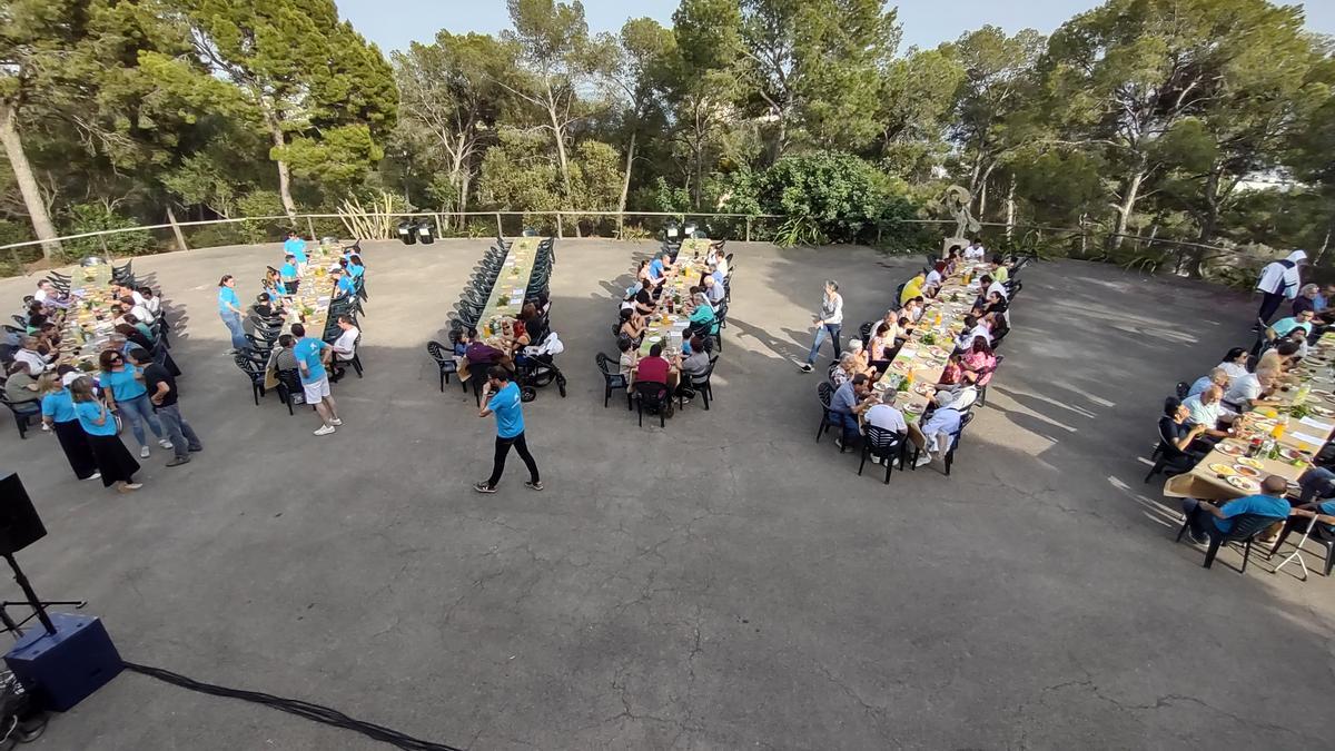 Beneficiarios disfrutando de la jornada en Can Tàpera.