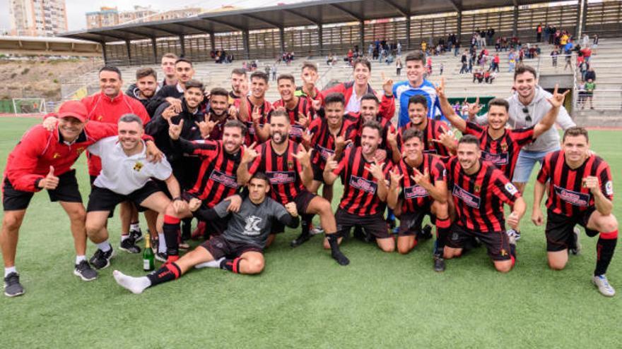 Los jugadores del Unión Viera celebran su clasificación para las eliminatorias de ascenso a Segunda B.