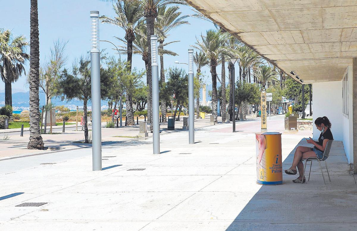 Imagen de la Platja de Palma casi desierta.