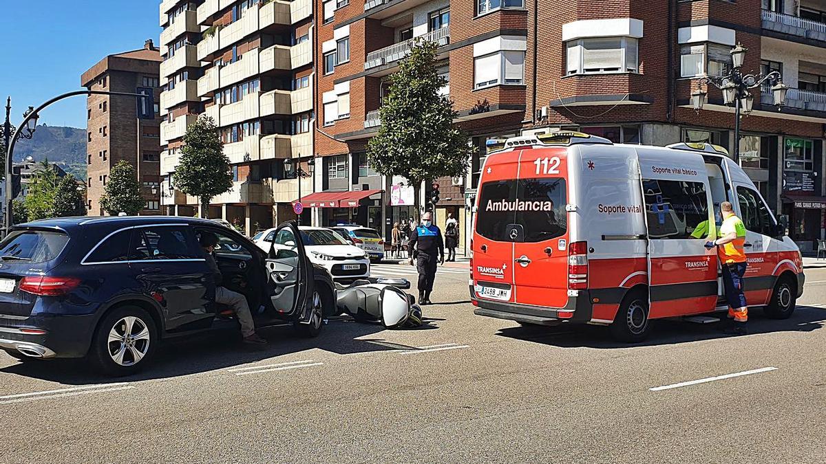 Herido un motorista tras chocar contra un coche frente a la plaza de la Gesta | LNE