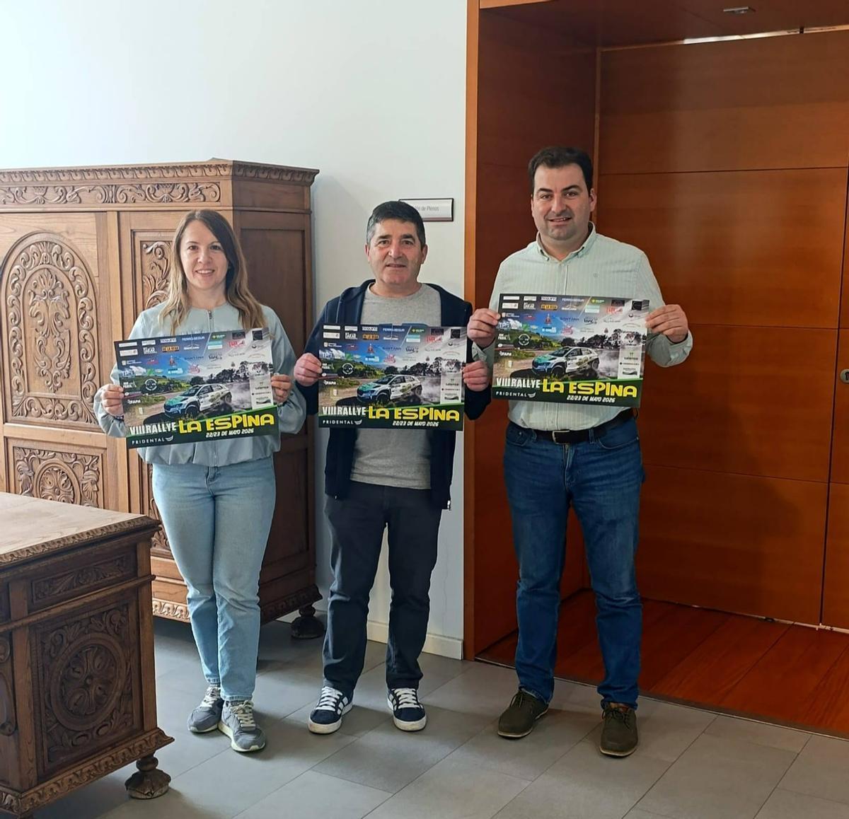 Por la izquierda, la concejala de Deportes, Sonia García, el presidente de Orbayu Competición, Iván Álvarez, y el alcalde de Salas, Sergio Hidalgo.