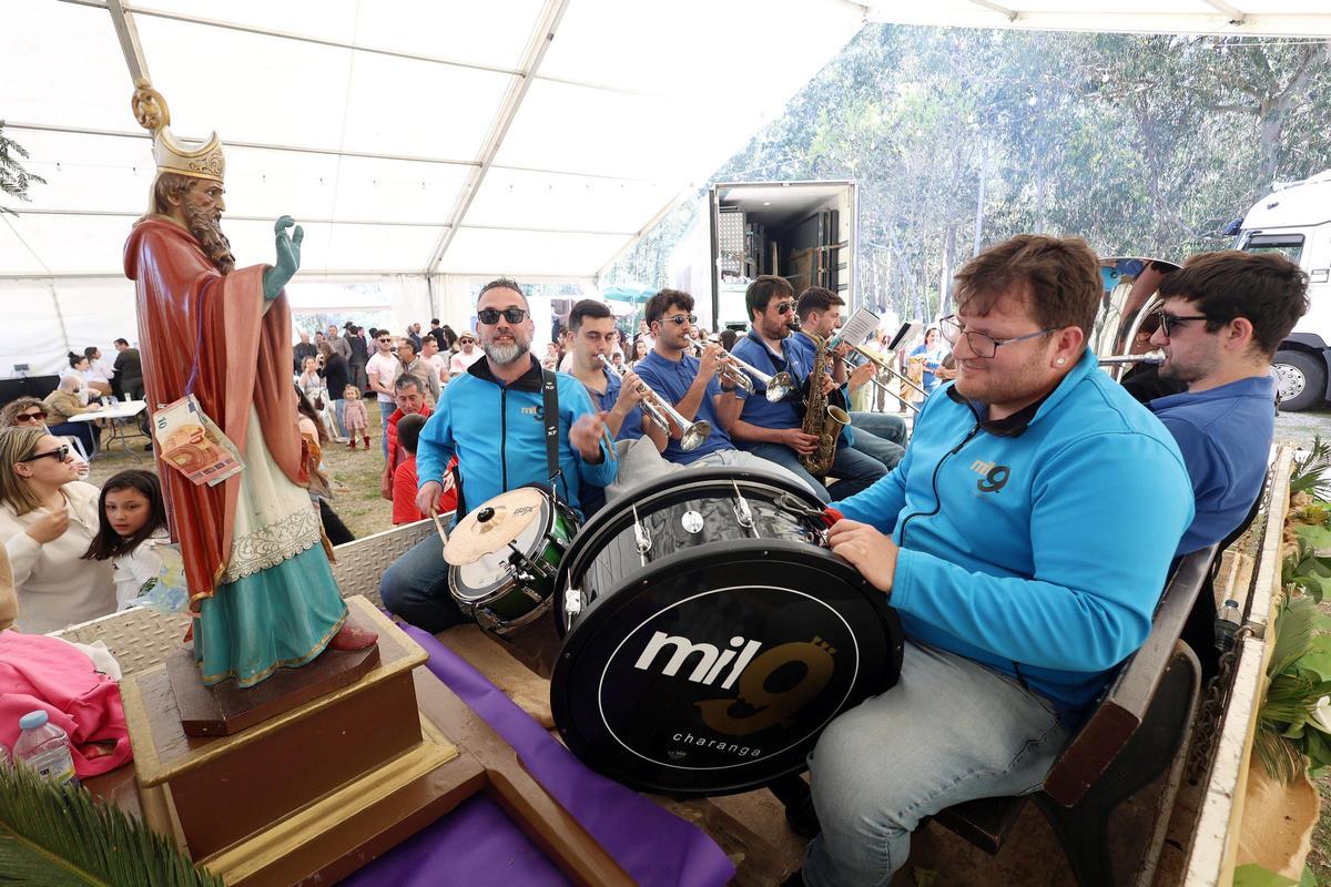 Ambiente este domingo en la carpa instalada en Tomeza, junto a la capilla.