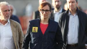 La ministra de Sanidad, Mónica García, durante los trabajos de desembarco del crucero con hantavirus, en el puerto de Granadilla de Tenerife. 