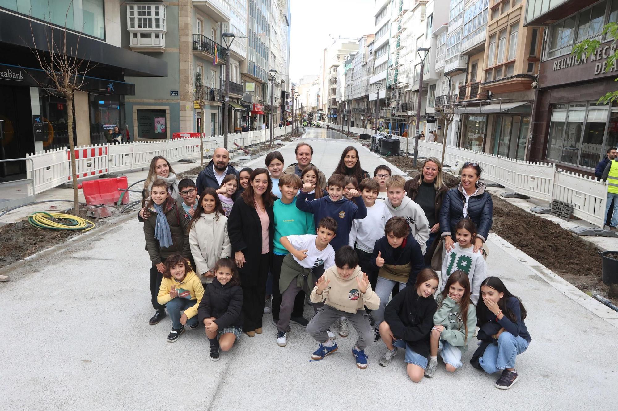 Alumnos del Eusebio da Guarda plantan un árbol en la recta final de la reforma de San Andrés