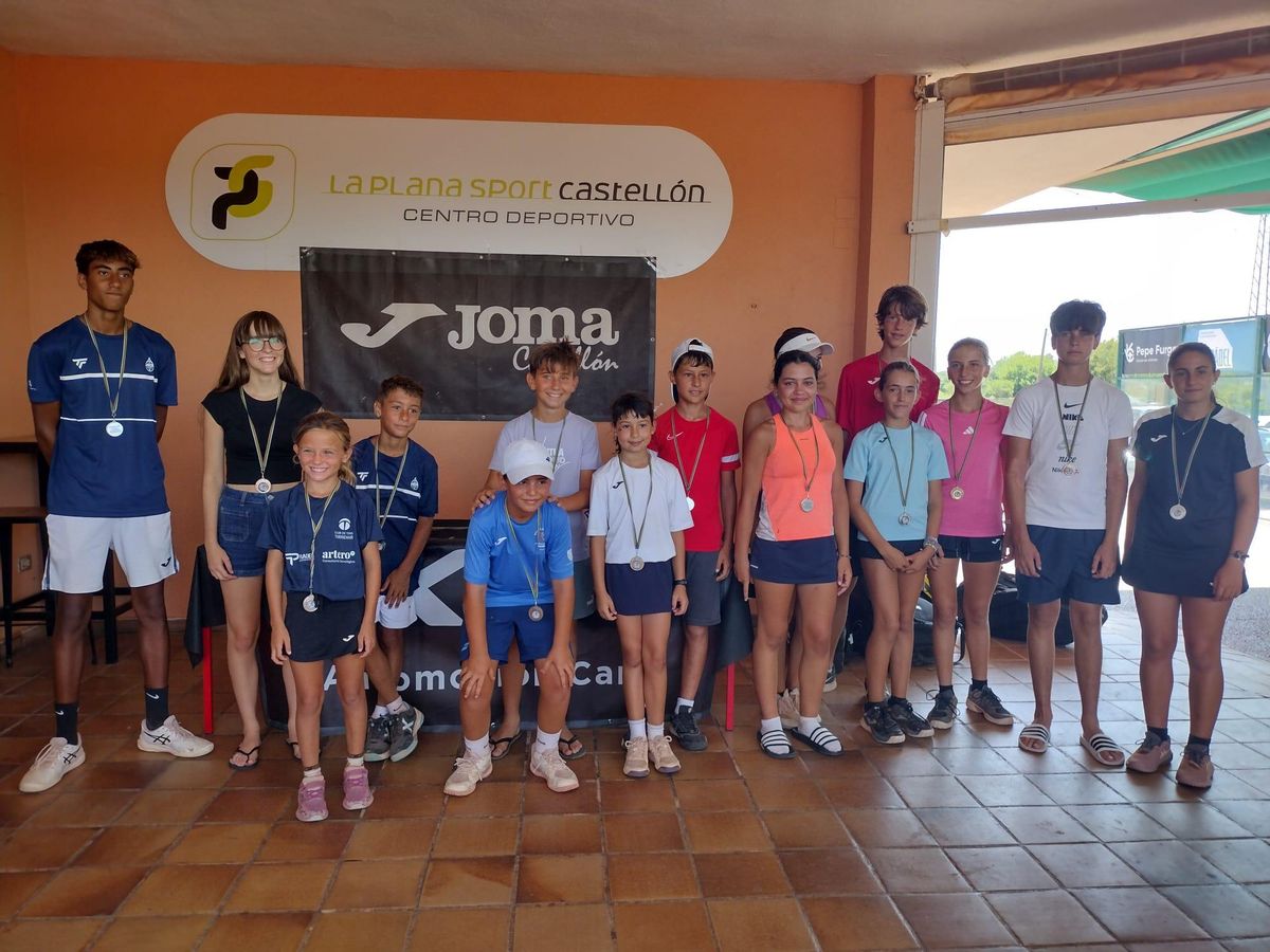 Foto de familia de algunos de los jugadores participantes.