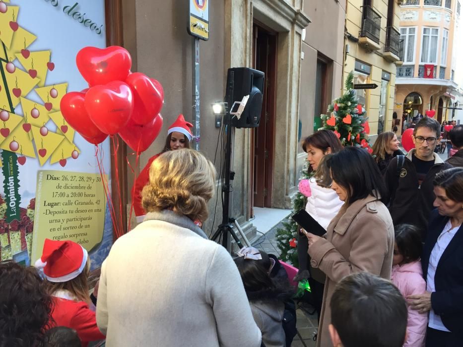 Los más pequeños de la casa tienen una cita con el árbol de Navidad de La Opinión de Málaga, que podrán visitar en la entrada del periódico hasta el día 30 en horario de cinco a ocho de la tarde