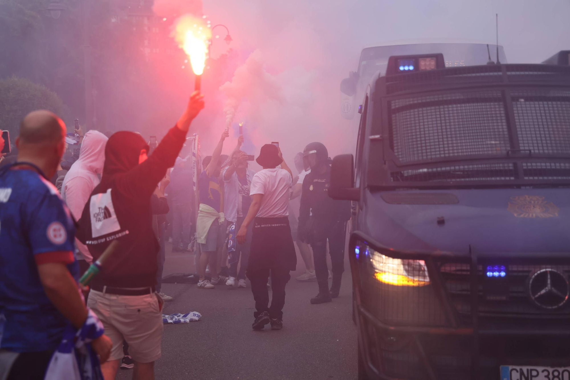 EN IMÁGENES: Avilés se tiñe de blanquiazul para la final por el ascenso ante el Rayo Majadahonda